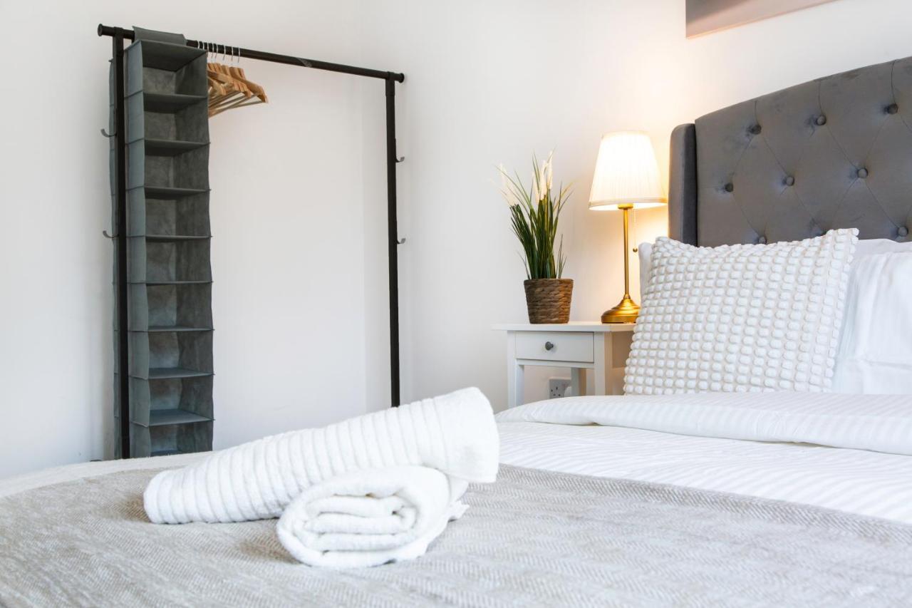 Villa Cozy Townhouse In The Heart Of Greater Manchester Exterior foto