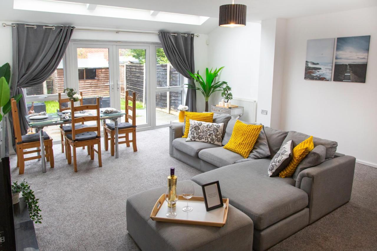 Villa Cozy Townhouse In The Heart Of Greater Manchester Exterior foto
