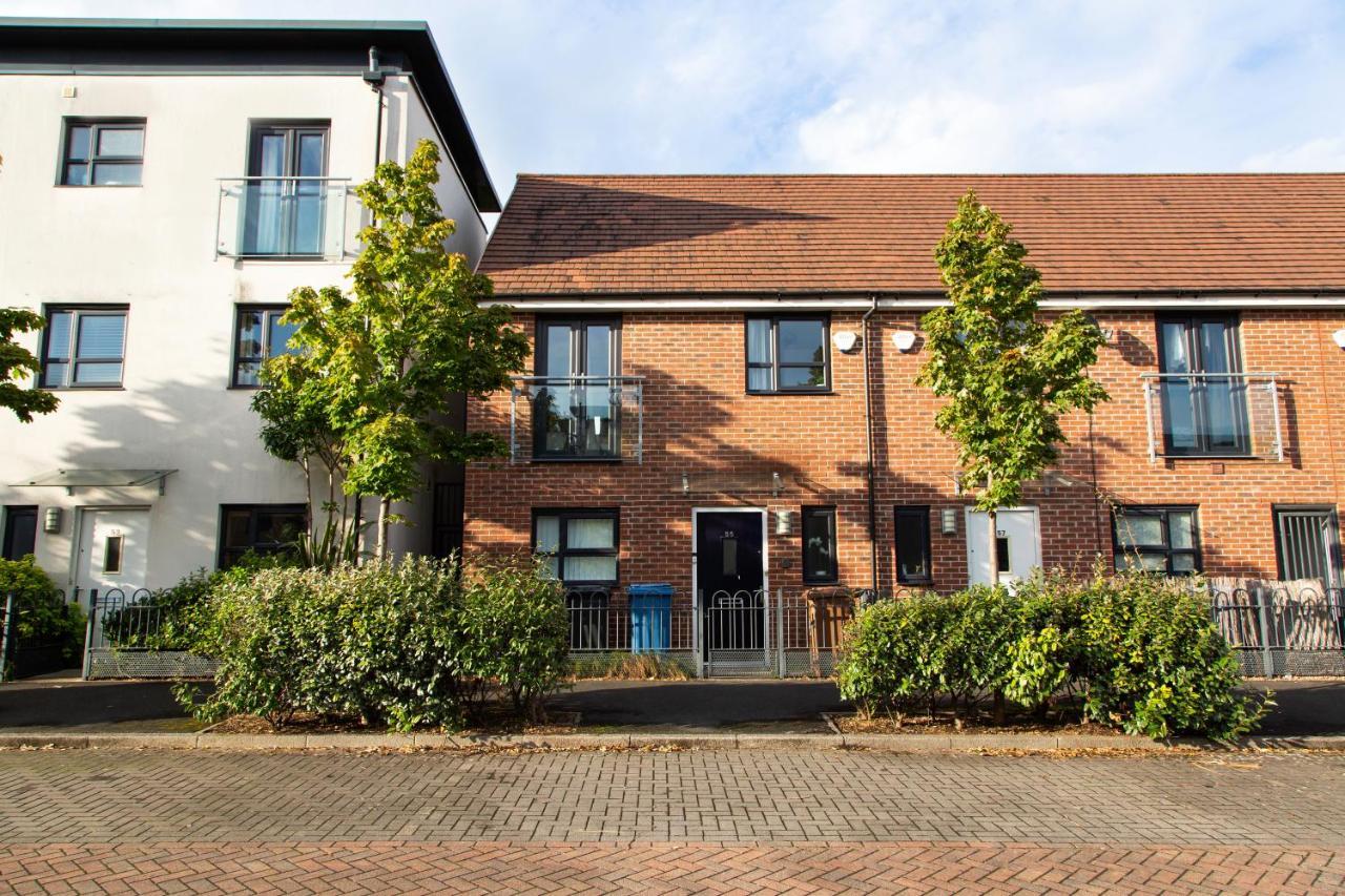 Villa Cozy Townhouse In The Heart Of Greater Manchester Exterior foto